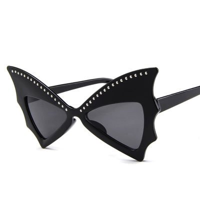 Oversized Women Bat Sharp Rivet Big Frame Sunglasses Personality Dance Party Glasses
